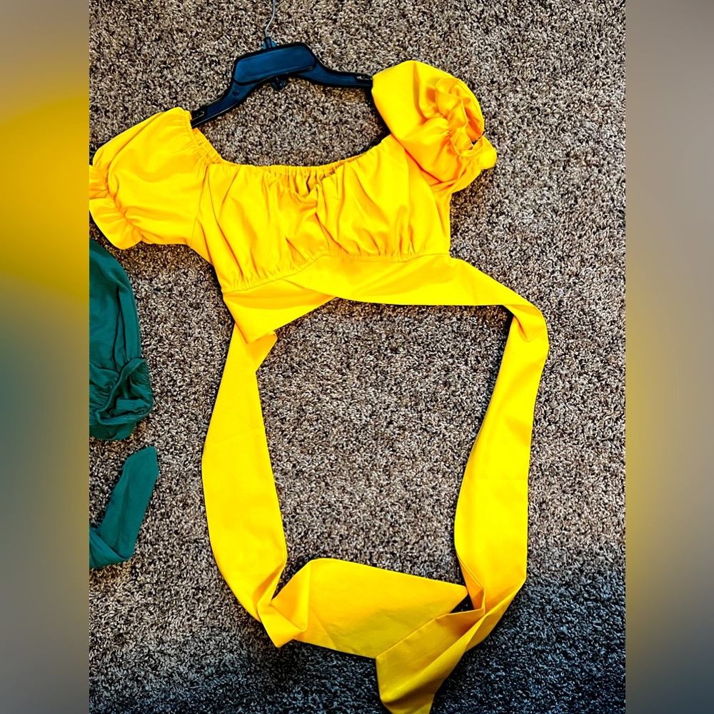 Yellow crop puffy sleeves